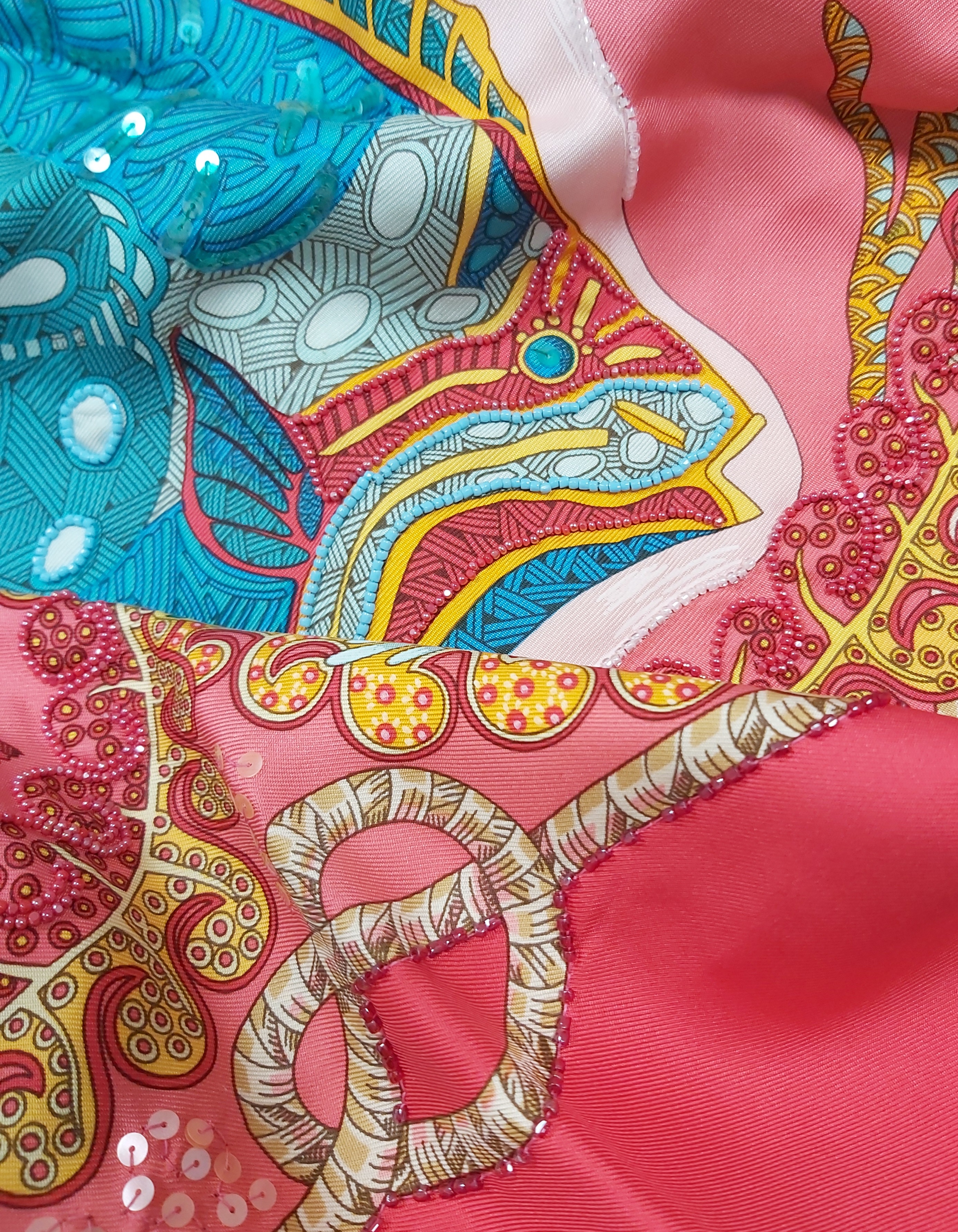 Carré de soie Hermès brodé de perles et paillettes